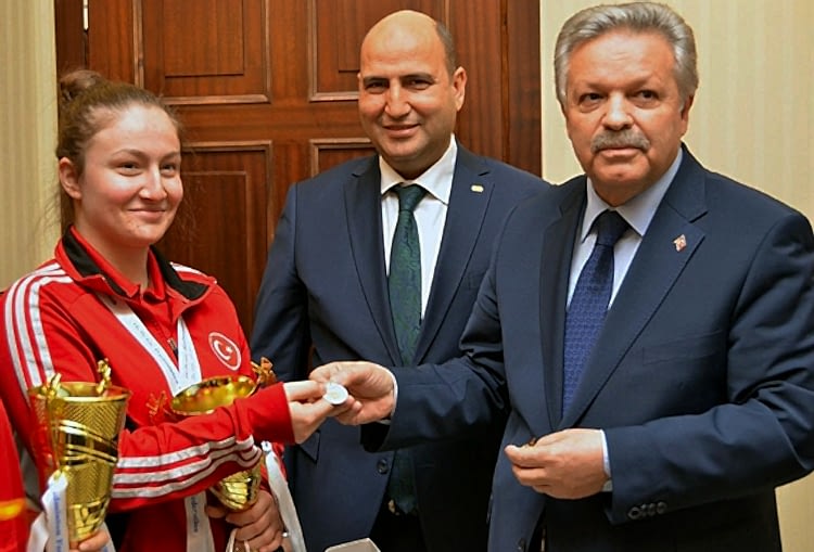 Erzincan Türk Telekom Spor Kulübü badmintoncuları Yunanistan'da da şampiyon oldu gorseli